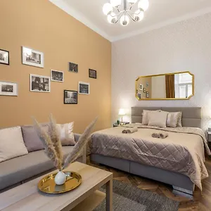 central-quentin-home-with-sauna-next-to-the-new-york-caf.inbudapesthotels.com/